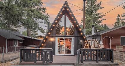 Paris’ Petite Retreat A-Frame Cabin with Hot Tub