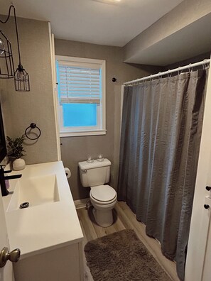 Een douche, een haardroger, handdoeken, zeep