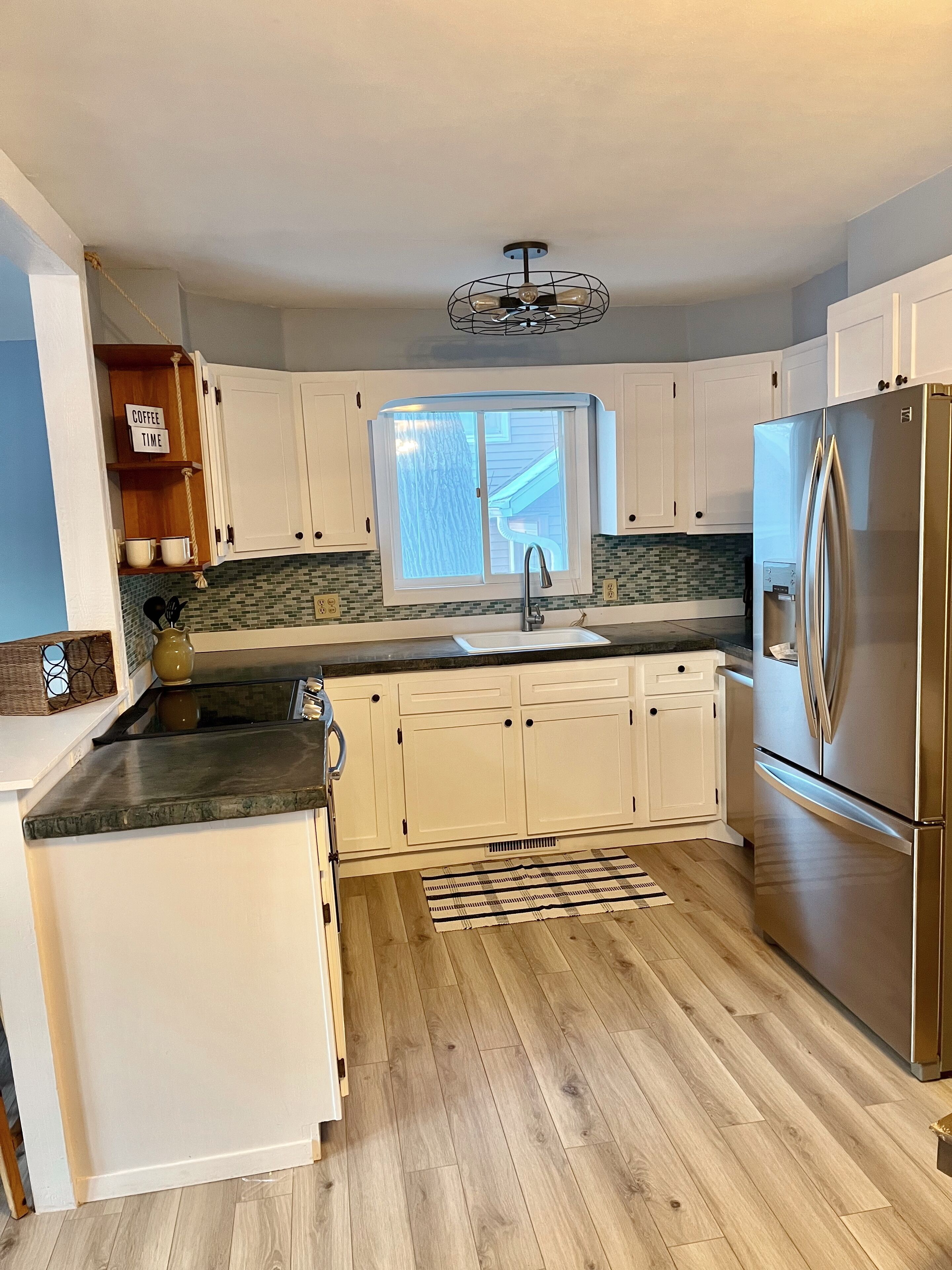 Frigorífico, microondas, horno y placa de cocina