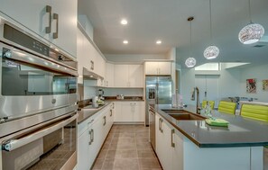 Een microgolfoven, een oven, een kookplaat, een vaatwasser