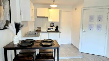 Coffee/tea maker, fridge, microwave, stovetop