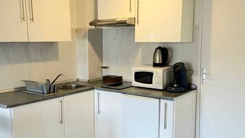 Réfrigérateur, micro-ondes, plaque de cuisson, cafetiÚre/bouilloire