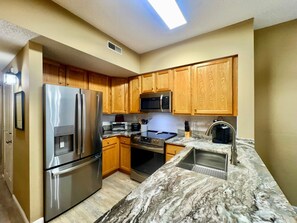 Réfrigérateur, micro-ondes, four, plaque de cuisson