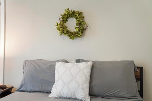 1 habitación, tabla de planchar con plancha y cuna de viaje 
