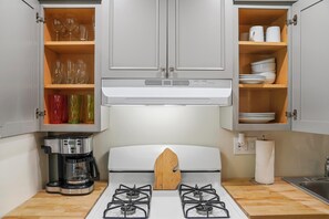 冷蔵庫、電子レンジ、オーブン、コンロ