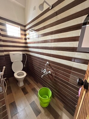 Habitación doble económica, vista a la ciudad | Baño | Regadera, regadera tipo lluvia, amenidades de baño gratuitas, batas 