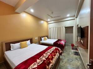 Habitación familiar, varias camas, vista a la ciudad | Sábanas italianas Frette, ropa de cama de alta calidad y edredón 