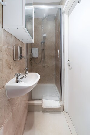 Sèche-cheveux, serviettes fournies, papier toilette