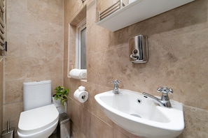 SĂšche-cheveux, serviettes fournies, papier toilette