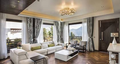 An Extravagant Pushp Villa Overlooking the Ganges