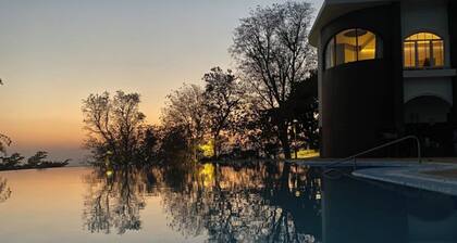 An Extravagant Pushp Villa Overlooking the Ganges