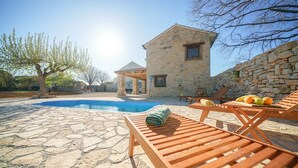 A stone building with a pool and lounge chairs. - Holiday Home Marilu with pool (Stankovci)