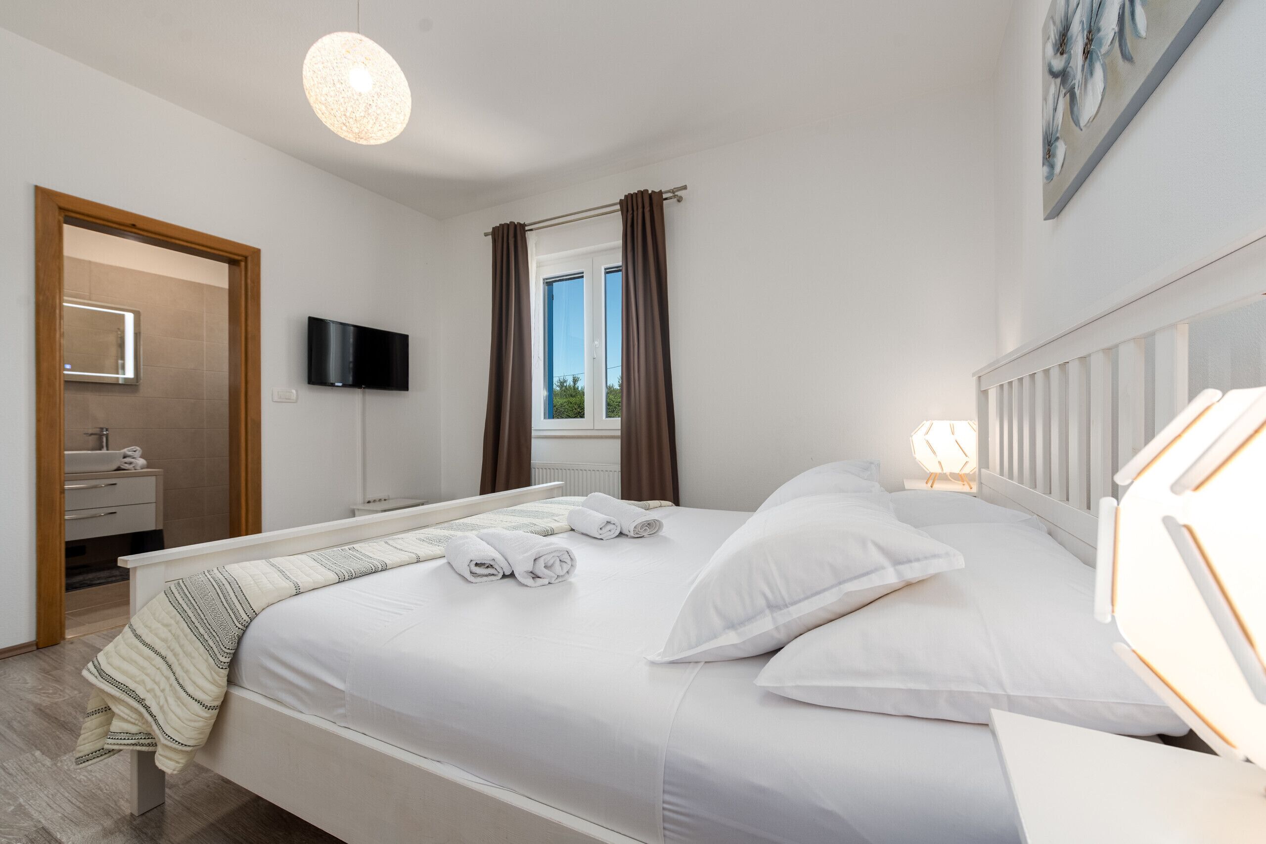 2 bedrooms, iron/ironing board, free WiFi, bed sheets