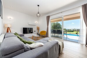 TV - Casa Kamber with pool (Tinj)