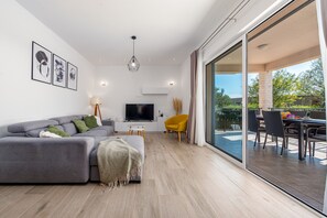 TV - Casa Kamber with pool (Tinj)