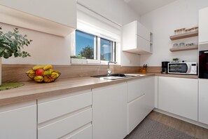 Refrigerador, microondas, horno y lavavajillas 
