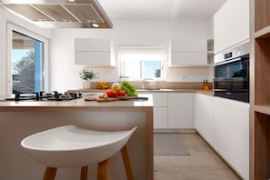 Fridge, microwave, oven, dishwasher - Casa Kamber with pool (Tinj)