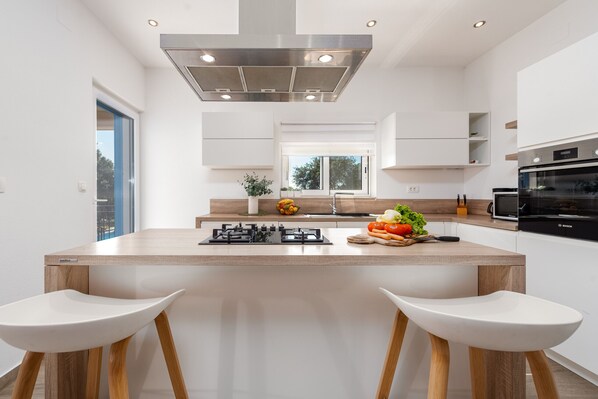 Fridge, microwave, oven, dishwasher - Casa Kamber with pool (Tinj)