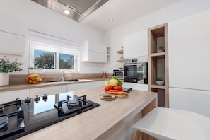 Refrigerador, microondas, horno y lavavajillas 