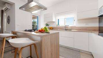 Kühlschrank, Mikrowelle, Ofen, Geschirrspüler