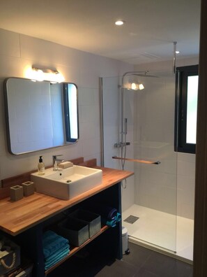 Shower, hair dryer - Charming vacation home in Argeles sur mer - Beach, calm and comfort, (Argelès-sur-Mer)