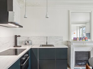 Kühlschrank, Mikrowelle, Ofen, Herdplatte