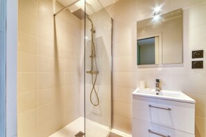 Shower, hair dryer, towels