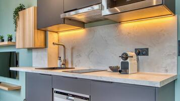 Kühlschrank, Mikrowelle, Herdplatte, Geschirrspüler