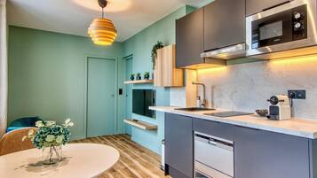 Kjøleskap, mikrobølgeovn, kokeplater og oppvaskmaskin