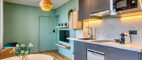 Réfrigérateur, micro-ondes, plaque de cuisson, lave-vaisselle