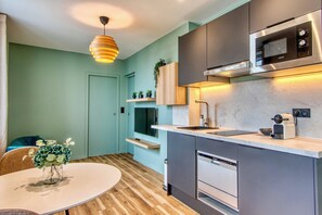 Fridge, microwave, stovetop, dishwasher