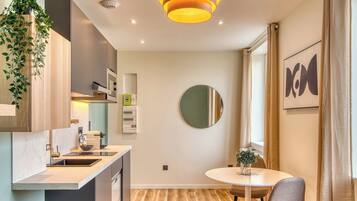 Kjøleskap, mikrobølgeovn, kokeplater og oppvaskmaskin