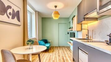 Kjøleskap, mikrobølgeovn, kokeplater og oppvaskmaskin