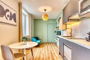 Fridge, microwave, stovetop, dishwasher