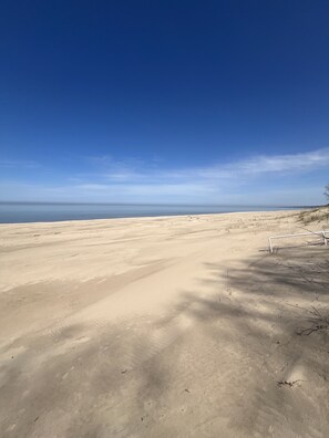 På stranden