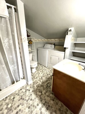 Een douche, handdoeken