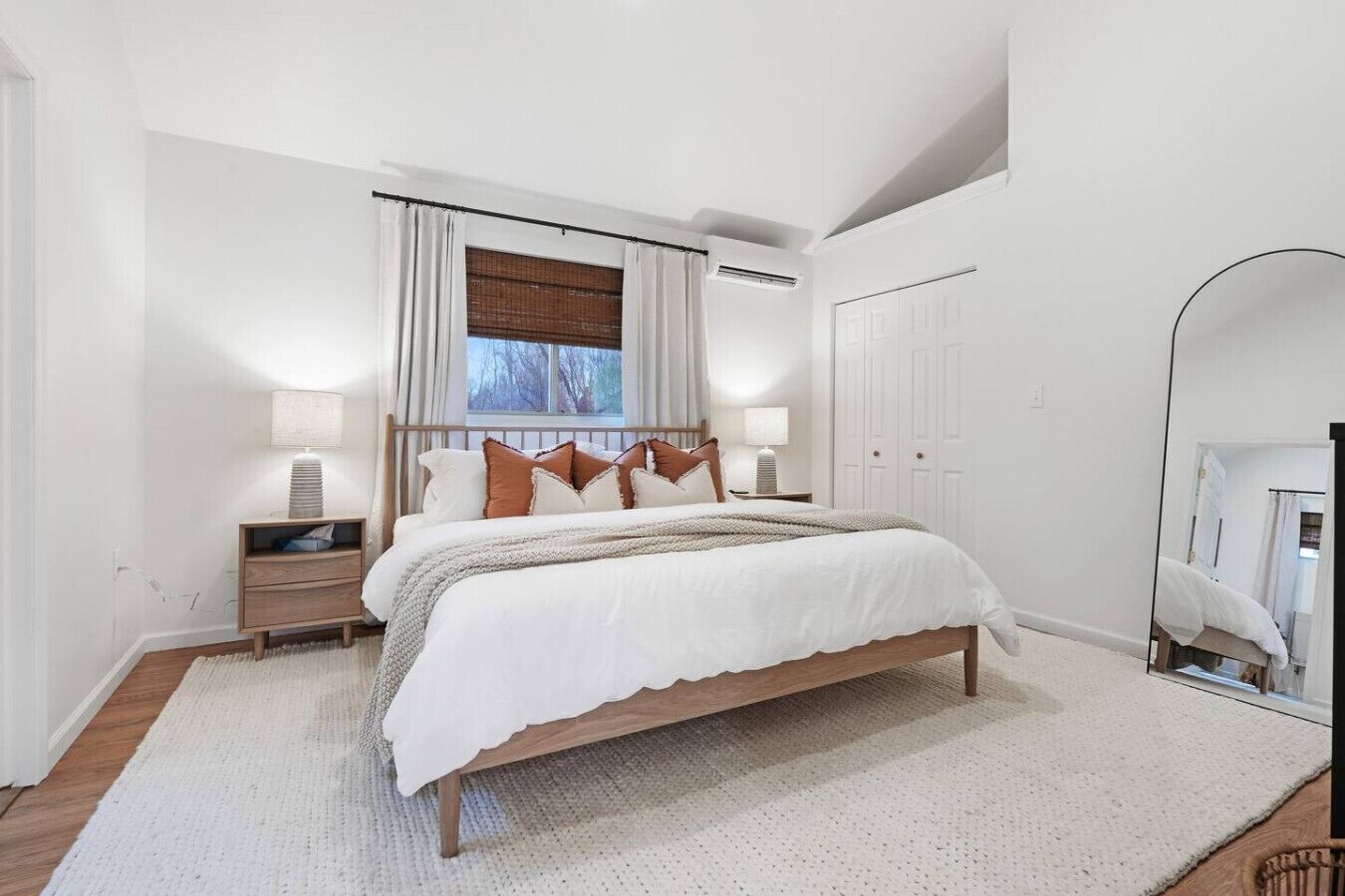 6 bedrooms, travel crib, WiFi, bed sheets