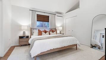 6 bedrooms, travel crib, WiFi, bed sheets