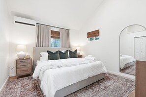 6 bedrooms, travel cot, WiFi, bed sheets