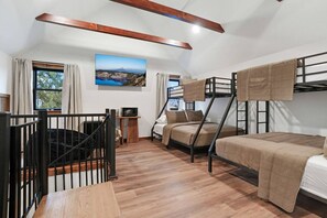6 bedrooms, travel crib, WiFi, bed sheets