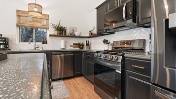 KylskÄp, mikrovÄgsugn, ugn och spishÀll