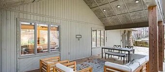 Charming 3-bedroom house with WiFi and AC blocks from the Eden Isle Marina!