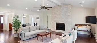 Charming 3-bedroom house with WiFi and AC blocks from the Eden Isle Marina!