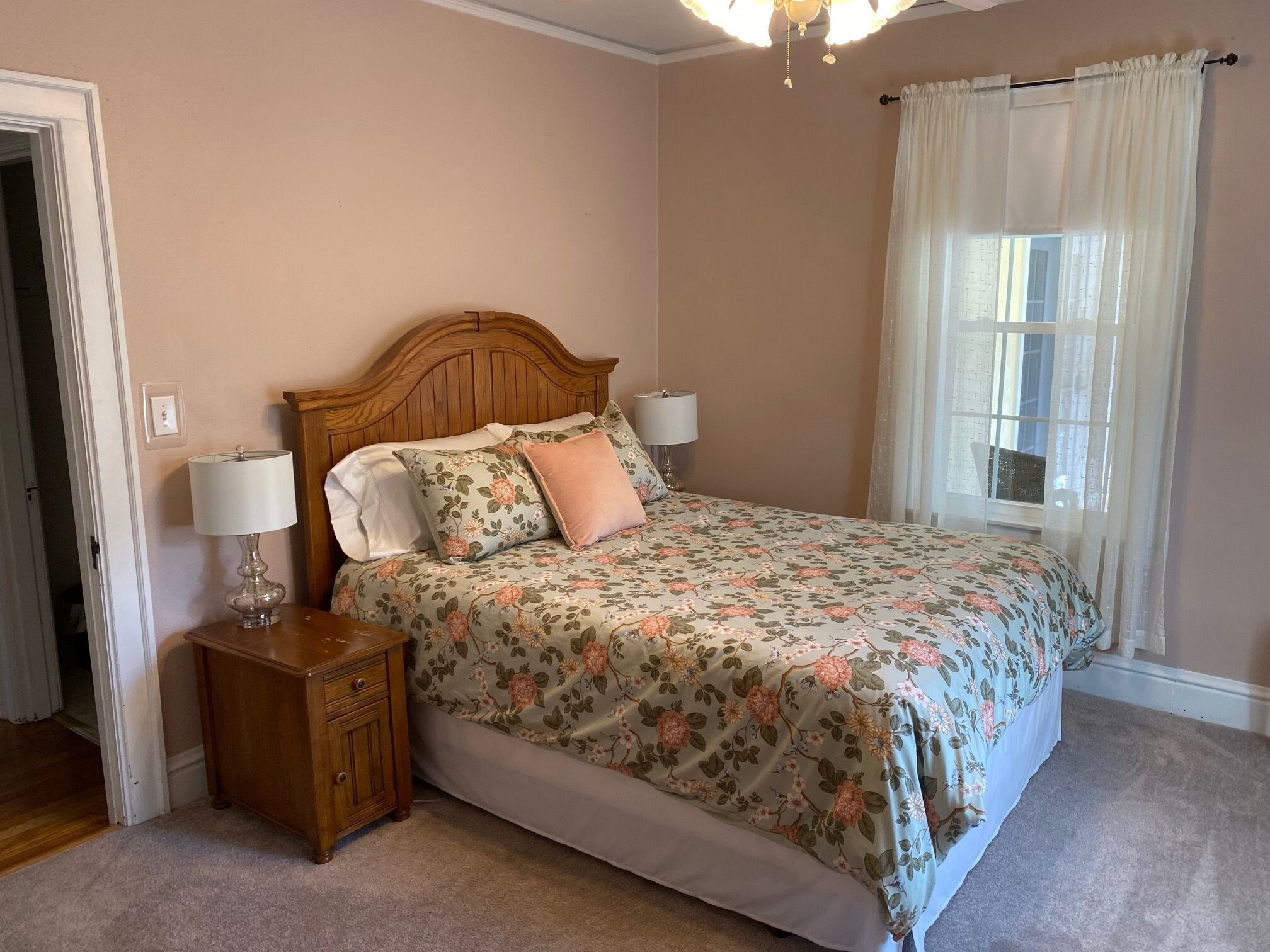 2 slaapkamers, een strijkplank/strijkijzer, gratis wifi, beddengoed