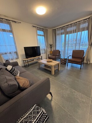 Smart-TV, Bücher, Stereoanlage, Drucker