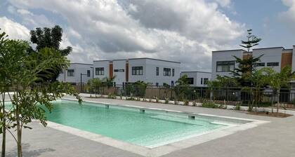 Modern Whole Home 4 BDR Garden Retreat w/ Pool @ Oyarifa Oasis by Boamah