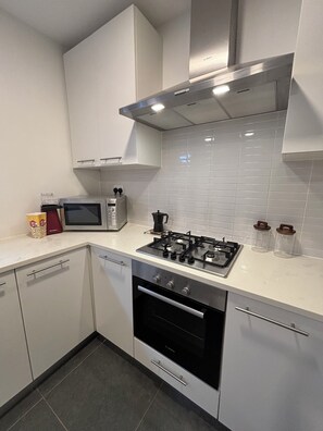 Kühlschrank, Mikrowelle, Ofen, Herdplatte