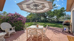 Outdoor dining - Charming Longboat Key 3-bedroom house with 3 min walk to beach (Longboat Key)