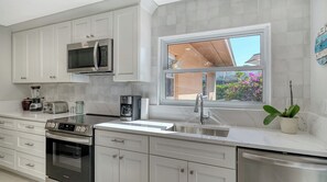 Fridge, microwave, oven, stovetop - Charming Longboat Key 3-bedroom house with 3 min walk to beach (Longboat Key)