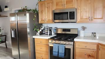 Een koelkast, een microgolfoven, een oven, een vaatwasser